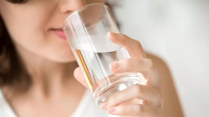 Uống nhiều nước giúp thanh nhiệt, giải độc, giảm ngứa ngáy do thủy đậu